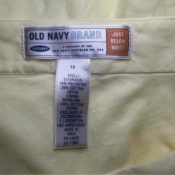 Old Navy Y2K 2000s Butter Yellow Skirt. Size: 10.
Low waisted. Knee Length. - Picture 6 of 6